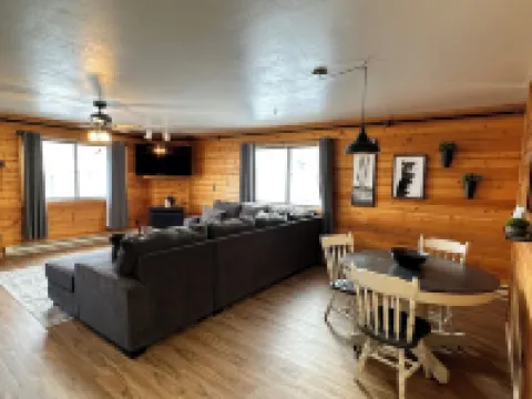 Cozy 1-bedroom apartment unit C, sleeps 6  across from famous Cody Nite Rodeo!