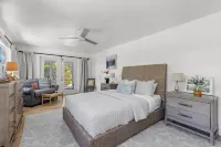 Tropical Garden Atelier Steps to Beach - Charming Historic Retreat