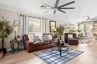 Spectacular Retreat - Heated Pool, Hot Tub, Lounge Space