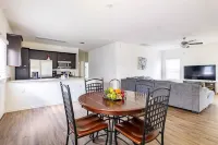 Spacious Living Area and Convenient Location - Stylish Urban Retreat Các khách sạn ở Travis County