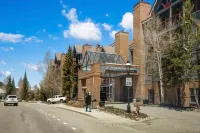 Hot Tub, Pool and Garage Parking Amenities - Charming Retreat