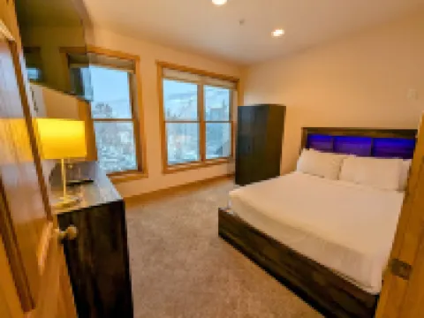 Spacious Deck and Cozy Fireplace - Inviting Mountain Retreat