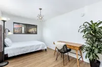 Modern Kitchen and Private Backyard Oasis - Charming Spacious Haven Các khách sạn ở La Mesa