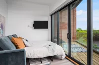 Stunning Waterfront Views- Private Balcony, Gym, Cafe Hotels in Solon Township