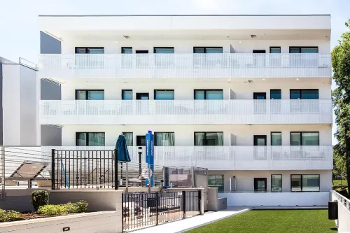 Chic Modern Nashville Condo * Pool, Patio, Parking