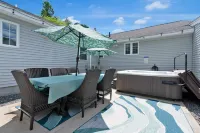 Fenced Yard, Hot Tub and Cozy Den - Stylish Charming Retreat