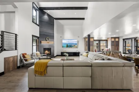 Hot Tub and Scenic Outdoor Living - Stunning Mountain Luxury Retreat Отели рядом с достопримечательностью «Squaw Valley Ski Area»