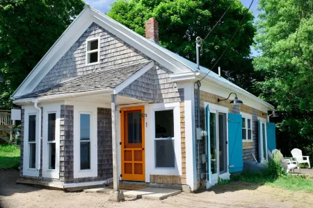 Breathtaking Ocean Views and Cozy Atmosphere - Charming Cottage Retreat