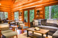 Expansive Deck and Modern Kitchen - Unique Mountain Sanctuary 베이커 호 주변 호텔