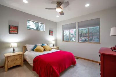 Beckoning Views, Peaceful Elegance, Walk to Downtown