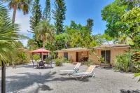 Large Outdoor Patio and Complimentary Bikes - Charming Coastal Escape Hotels in Sanibel
