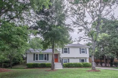 Cozy Escape with Outdoor Patio and Shuffleboard - Charming Retreat Hoteles en Pineville
