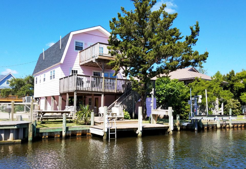Private Boat Dockage and Scenic Decks - Charming Coastal Retreat | Trip.com