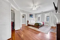 Modern Amenities Near University and Attractions - Stylish Haven