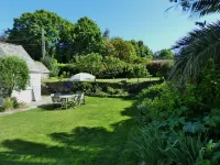 Typical house 600 m away from the beach Locquirec 호텔