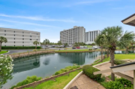 Stunning Villa with Lake View and Spacious Balcony - Elegant Retreat