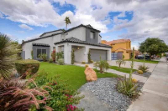 Stunning Oasis with Pool and Hot Tub - Luxury Desert Retreat