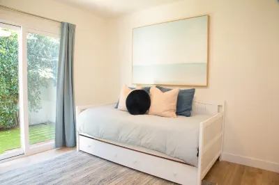 Live the Beach Life in a Quaint Shell Cottage Các khách sạn gần Dog Beach