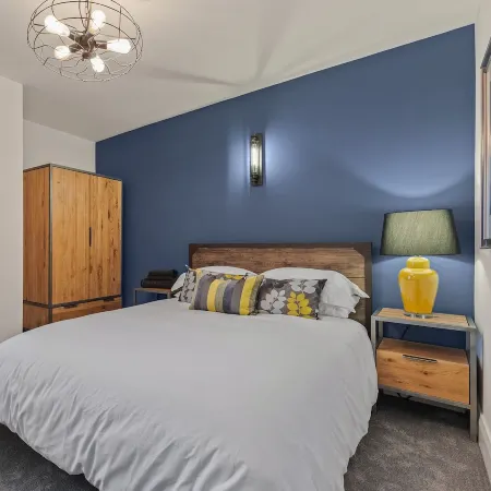 No1 Highpoint -Luxury 2 bed Sea view Apartment with onsite indoor swimming pool