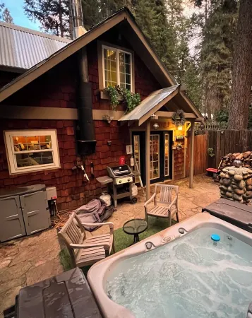 New Private Hot Tub • Couples Getaway• 2mi from Yosemite • Garden Patio Отели рядом с достопримечательностью «Тенайя Лодж эт Йосемити»