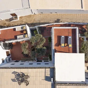 Maris Lindos Suites & Apartments Отели рядом с достопримечательностью «Пляж Агиос-Павлос»