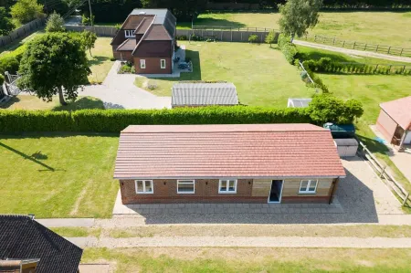 Countryside Bungalow for 4 Close to Beaches