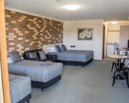 Highway Inn Motel Hotels in Hay