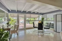 Beautiful Comfy Home with Private Hot Tub Close to Beach 2 Bedroom Home by RedAwning - Bungalows