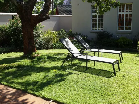 Chic studio nestled in lovely garden and pool-2254 Отели рядом с достопримечательностью «Haka Game Park»