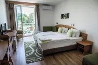 Bagoly Fogadó Hotels near Trianon emlékmű