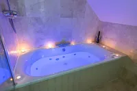 Canaston Oaks - Hot Tub