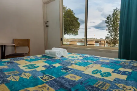 Moruya Waterfront Hotel Motel Отели в г. Броли