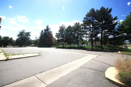 Apple Inn and Suites Отели рядом с достопримечательностью «Anthony M's Visions In Gold»