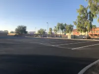 Baymont by Wyndham Phoenix I-10 Near 51st Ave - parkir