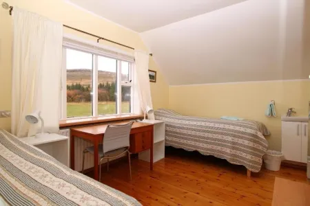 Guesthouse Steindórsstadir, West Iceland Отели в г. Baer