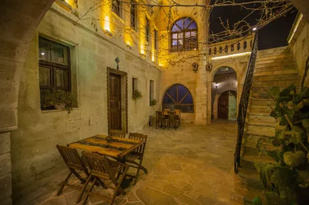 Royal Cave Hotel Отели рядом с достопримечательностью «Yunak Spa at Yunak Evleri Cave Hotel»