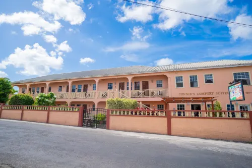 Connie's Comfort Suites فنادق في Five Islands Village