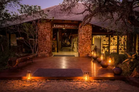 Leopard Mountain Safari Lodge Отели рядом с достопримечательностью «Thanda Safari - Private Game Reserve»