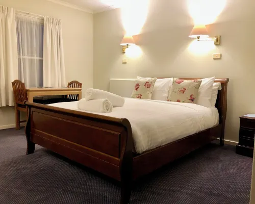 道格拉斯河畔 費里港酒店