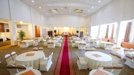 Planet Hotel Отели в г. Макэйл