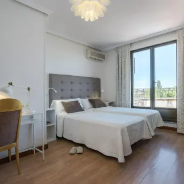 Hotel Eurowest Отели рядом с достопримечательностью «Roman Bridge»