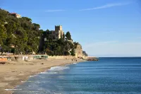 Hotel Marina Charming Rooms فنادق في Finale Ligure