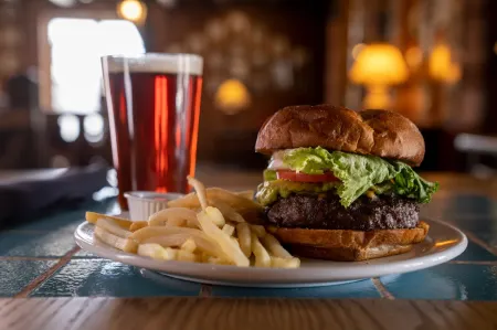 Hotel El Rancho Отели рядом с достопримечательностью «Navajo Code Talkers Museum»
