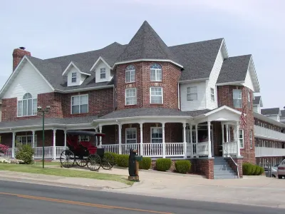 Carriage House Inn Отели рядом с достопримечательностью «World's Largest Toy Museum Complex»