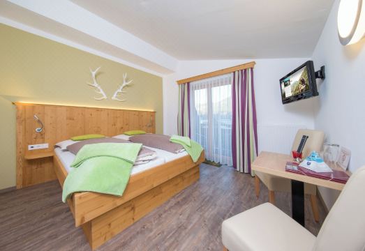 로컬 식재료로 준비된 조식 뷔페