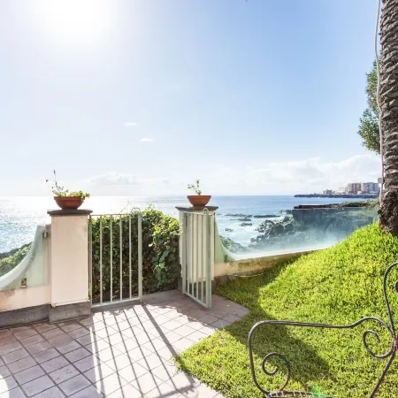 GuestHost - Penelope Seaview Apartment
