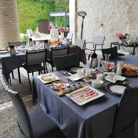 Le Domaine du Haut Preau Отели в г. Монльё-ла-Гард