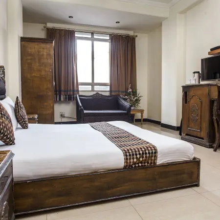 Hotel Sunstar Residency Отели рядом с достопримечательностью «Карол-Бах»