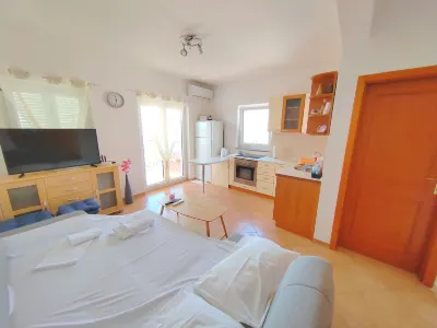 盧卡海景公寓 Camping Strasko附近的飯店