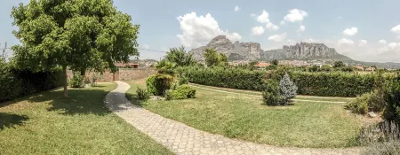 Meteora's Secret Garden House#2 Отели рядом с достопримечательностью «Монастырь Святой Троицы»